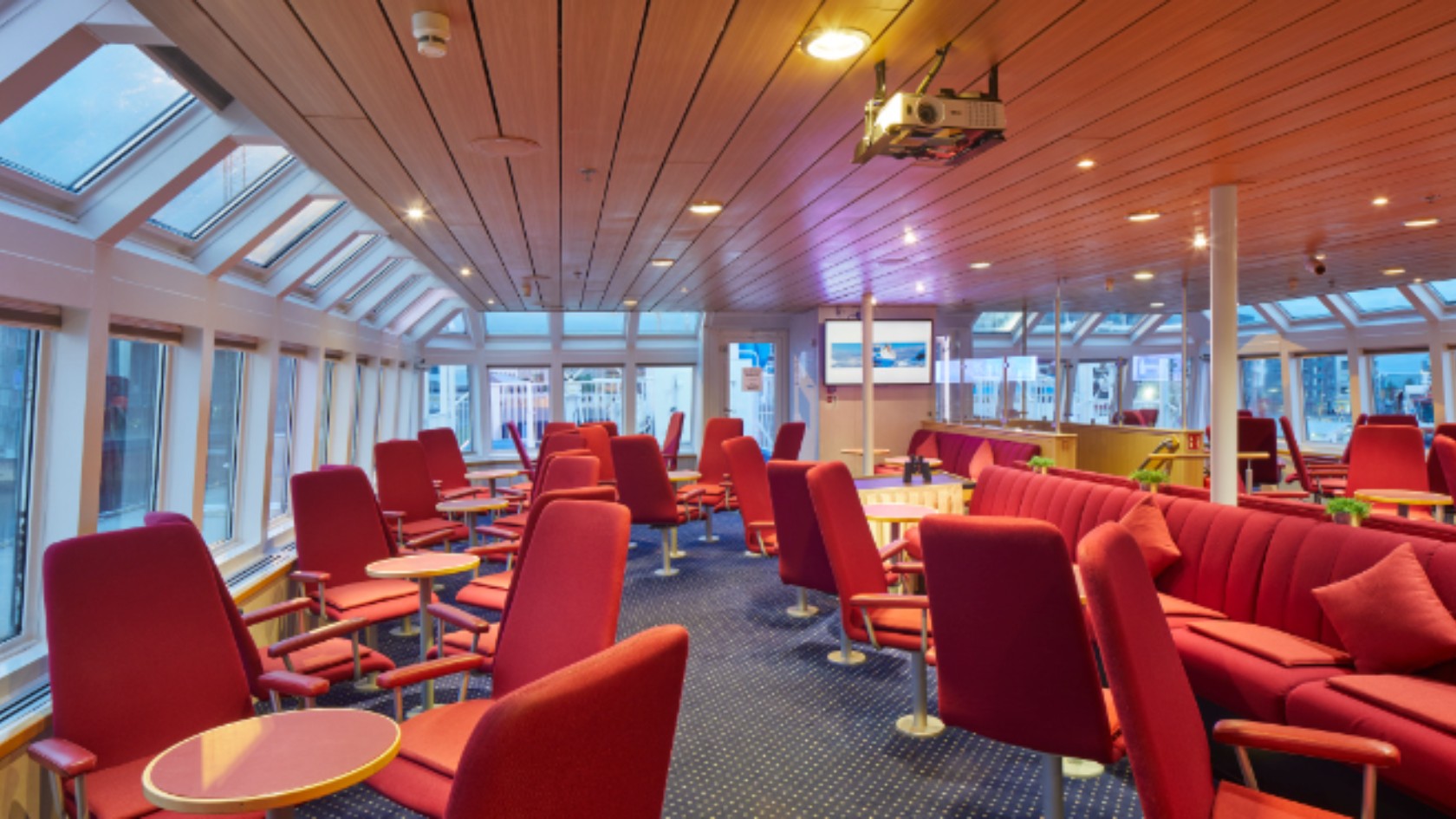 Image of slide Ocean Nova's panorama lounge